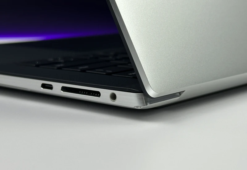 Dell XPS 15 9520 z i7-12700H, DDR5, 15.6" 3.5K OLED i RTX 3050 Ti. Laptop premium z klawiaturą US, świetnym obrazem i mocą do pracy kreatywnej.