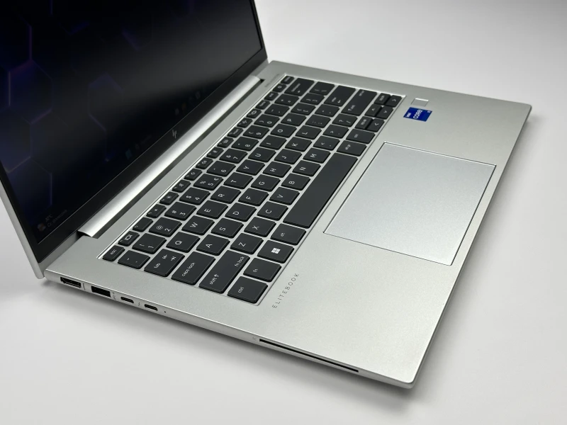 HP EliteBook 840 G10 z i7-1355U, 14" FHD+, DDR5 i LTE. Biznesowy laptop premium z ekranem 16:10, klawiaturą US i mobilnością klasy EliteBook.