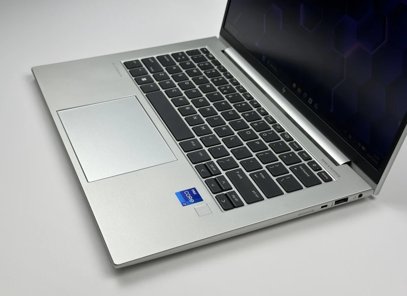 HP EliteBook 840 G10 z i7-1355U, 14" FHD+, DDR5 i LTE. Biznesowy laptop premium z ekranem 16:10, klawiaturą US i mobilnością klasy EliteBook.