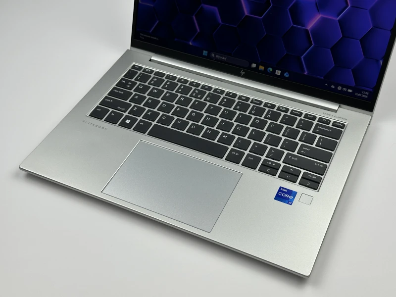 HP EliteBook 840 G10 z i7-1355U, 14" FHD+, DDR5 i LTE. Biznesowy laptop premium z ekranem 16:10, klawiaturą US i mobilnością klasy EliteBook.
