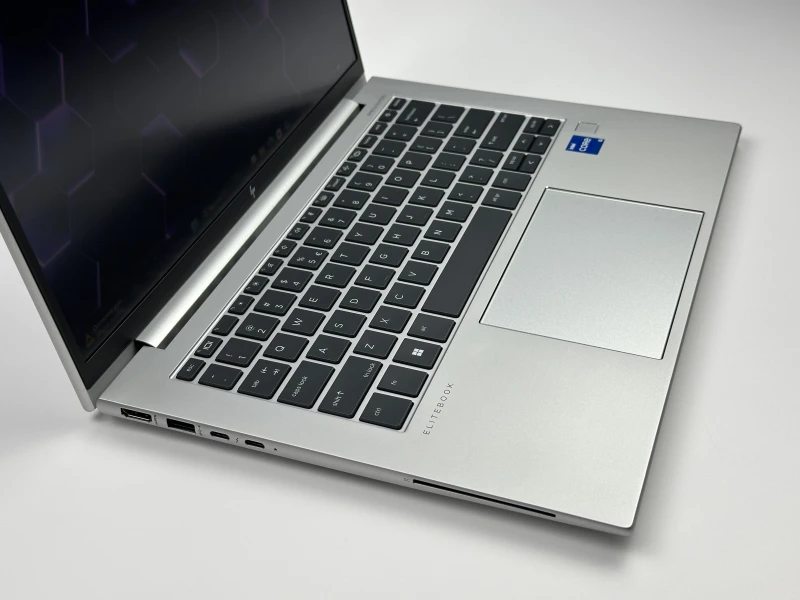 HP EliteBook 840 G10 z i5-1335U, 14" FHD+, DDR5 i LTE. Biznesowy laptop premium z ekranem 16:10, klawiaturą US i mobilnością klasy EliteBook.