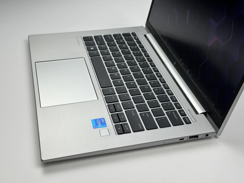 HP EliteBook 840 G10 z i5-1335U, 14" FHD+, DDR5 i LTE. Biznesowy laptop premium z ekranem 16:10, klawiaturą US i mobilnością klasy EliteBook.