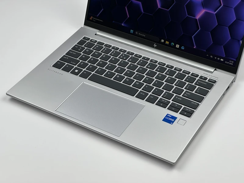 HP EliteBook 840 G10 z i5-1335U, 14" FHD+, DDR5 i LTE. Biznesowy laptop premium z ekranem 16:10, klawiaturą US i mobilnością klasy EliteBook.