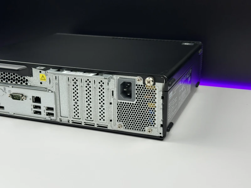 Lenovo ThinkCentre M70s Gen 1 SFF i5-10400, Intel UHD Graphics 630. Komputer biznesowy z obsługą pamięci DDR4 i kompaktową obudową.