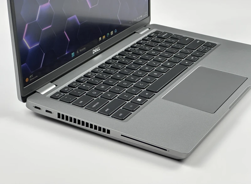 Dell Latitude 5431 z i7-1270P i ekranem FHD 14" to wydajny laptop biznesowy do pracy biurowej, mobilnej i codziennych zadań. Klawiatura QWERTY PL.