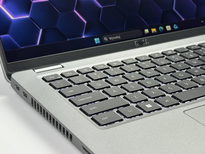 Dell Latitude 5431 z i7-1270P i ekranem FHD 14" to wydajny laptop biznesowy do pracy biurowej, mobilnej i codziennych zadań. Klawiatura QWERTY PL.