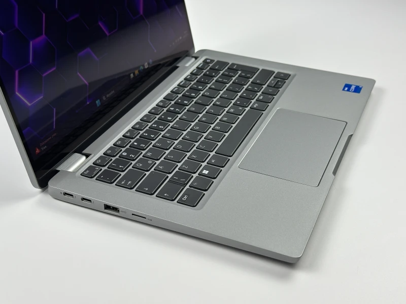 Dell Latitude 5330 2in1 i5-1245U, dotykowy 13.3" FHD – szybki laptop konwertowalny z Intel Iris Xe, idealny do pracy mobilnej, biura i multitaskingu.