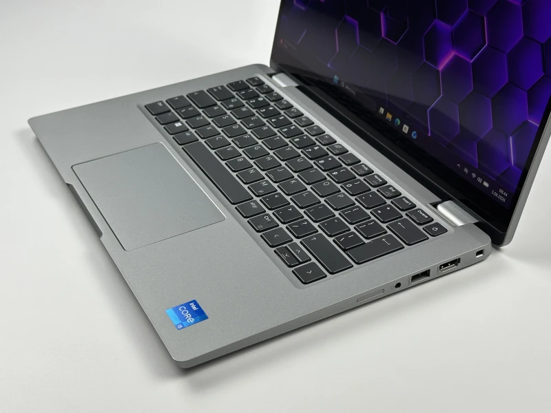 Dell Latitude 5330 2in1 i5-1245U, dotykowy 13.3" FHD – szybki laptop konwertowalny z Intel Iris Xe, idealny do pracy mobilnej, biura i multitaskingu.
