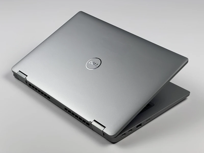 Dell Latitude 5330 2in1 i5-1245U, dotykowy 13.3" FHD – szybki laptop konwertowalny z Intel Iris Xe, idealny do pracy mobilnej, biura i multitaskingu.