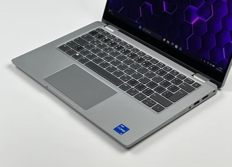 Dell Latitude 5330 2in1 i5-1245U, dotykowy 13.3" FHD – szybki laptop konwertowalny z Intel Iris Xe, idealny do pracy mobilnej, biura i multitaskingu.