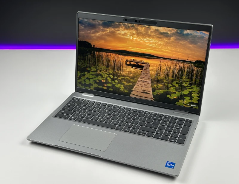 Dell Latitude 5520 z procesorem i5-1145G7, ekranem 15.6" 4K UHD, klawiaturą US. Biznesowy laptop z Thunderbolt 4 i wysoką szczegółowością obrazu.