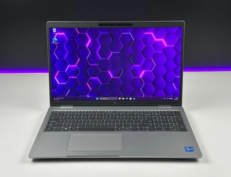 Dell Latitude 5520 z procesorem i5-1145G7, ekranem 15.6" 4K UHD, klawiaturą US. Biznesowy laptop z Thunderbolt 4 i wysoką szczegółowością obrazu.