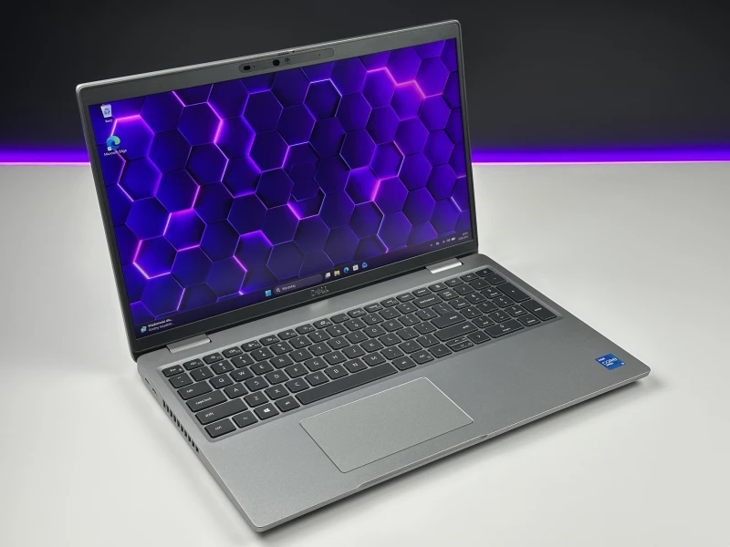 Dell Latitude 5520 z procesorem i5-1145G7, ekranem 15.6" 4K UHD, klawiaturą US. Biznesowy laptop z Thunderbolt 4 i wysoką szczegółowością obrazu.
