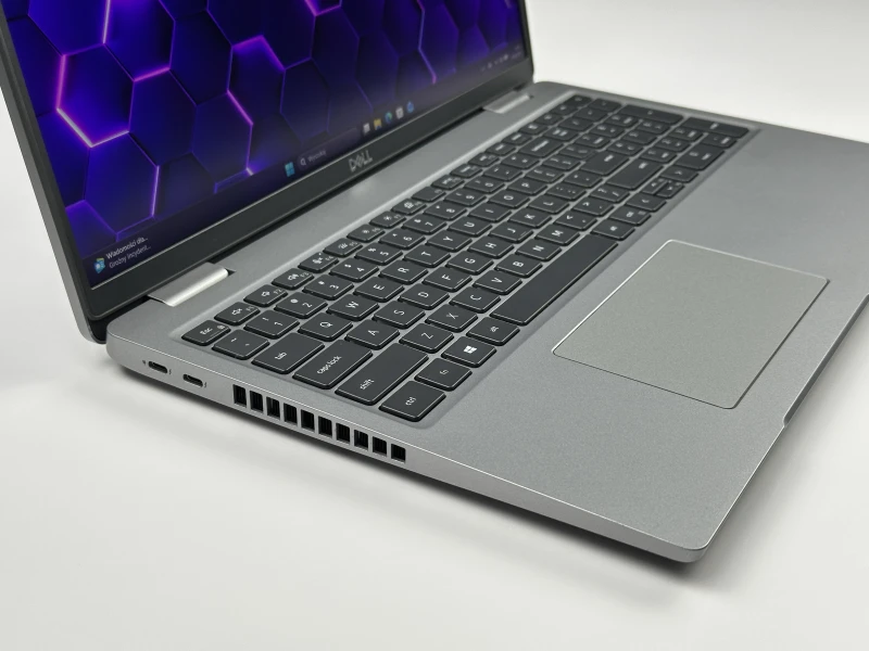 Dell Latitude 5520 z procesorem i5-1145G7, ekranem 15.6" 4K UHD, klawiaturą US. Biznesowy laptop z Thunderbolt 4 i wysoką szczegółowością obrazu.