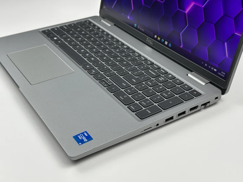 Dell Latitude 5520 z procesorem i5-1145G7, ekranem 15.6" 4K UHD, klawiaturą US. Biznesowy laptop z Thunderbolt 4 i wysoką szczegółowością obrazu.
