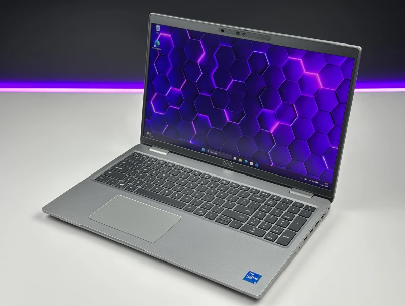 Dell Latitude 5520 z procesorem i5-1145G7, ekranem 15.6" 4K UHD, klawiaturą US. Biznesowy laptop z Thunderbolt 4 i wysoką szczegółowością obrazu.