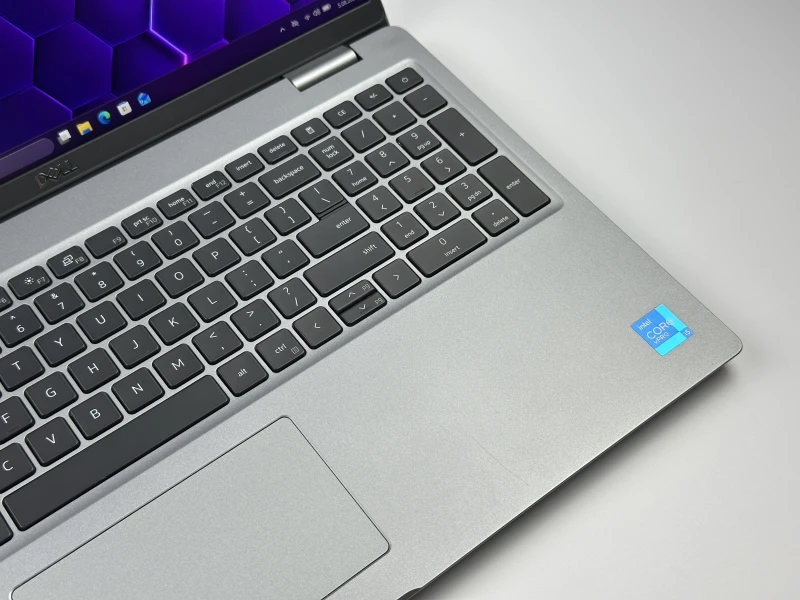 Dell Latitude 5520 z procesorem i5-1145G7, ekranem 15.6" 4K UHD, klawiaturą US. Biznesowy laptop z Thunderbolt 4 i wysoką szczegółowością obrazu.