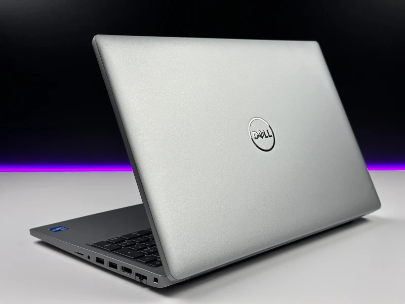 Dell Latitude 5520 z procesorem i5-1145G7, ekranem 15.6" 4K UHD, klawiaturą US. Biznesowy laptop z Thunderbolt 4 i wysoką szczegółowością obrazu.