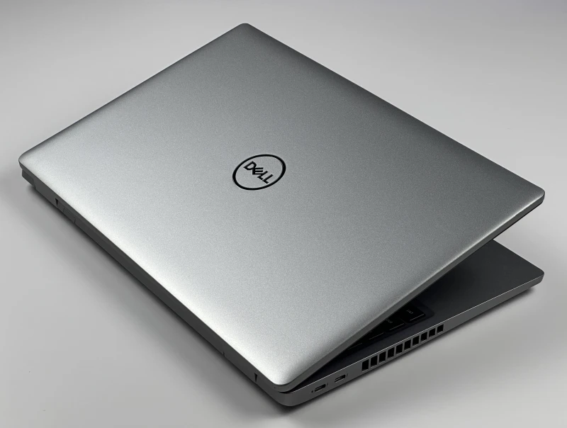 Dell Latitude 5520 z procesorem i5-1145G7, ekranem 15.6" 4K UHD, klawiaturą US. Biznesowy laptop z Thunderbolt 4 i wysoką szczegółowością obrazu.