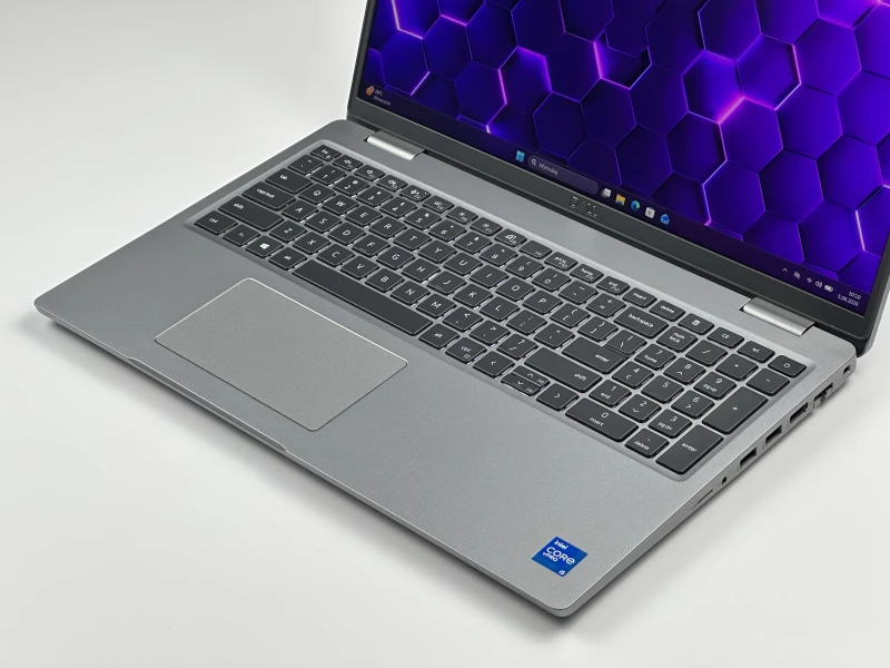Dell Latitude 5520 z procesorem i5-1145G7, ekranem 15.6" 4K UHD, klawiaturą US. Biznesowy laptop z Thunderbolt 4 i wysoką szczegółowością obrazu.