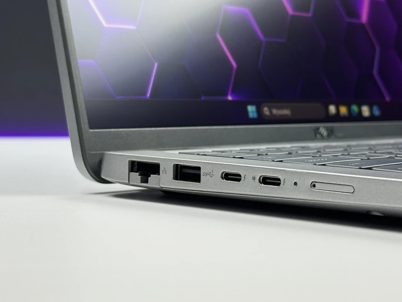 Dell Latitude 5440 z procesorem  i7-1365U, dotykowym ekranem 14" FHD. Laptop biznesowy z czytnikiem linii papilarnych, klawiaturą US i Thunderbolt 4.