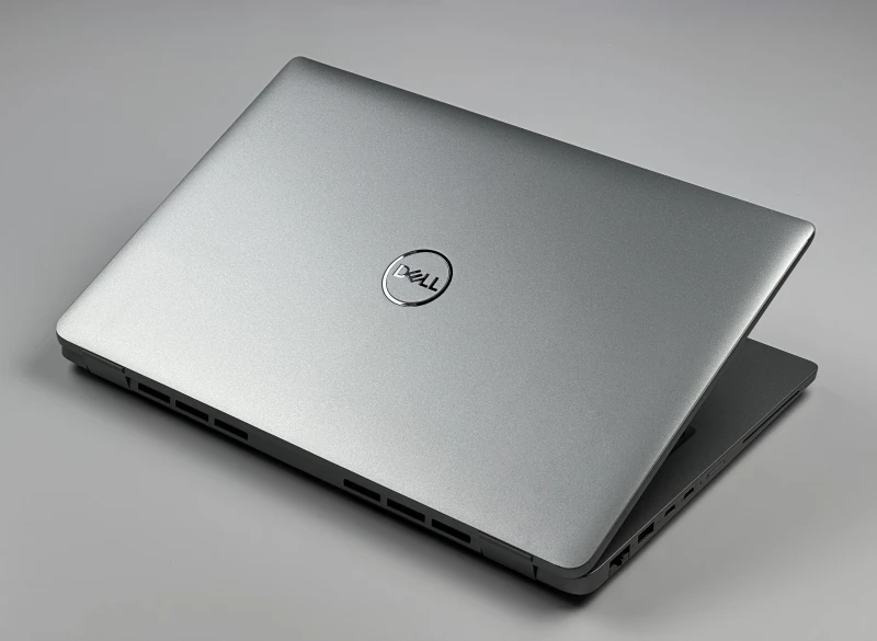 Dell Latitude 5440 z procesorem  i7-1365U, dotykowym ekranem 14" FHD. Laptop biznesowy z czytnikiem linii papilarnych, klawiaturą US i Thunderbolt 4.