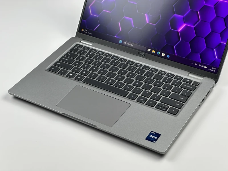 Dell Latitude 5440 z procesorem  i7-1365U, dotykowym ekranem 14" FHD. Laptop biznesowy z czytnikiem linii papilarnych, klawiaturą US i Thunderbolt 4.