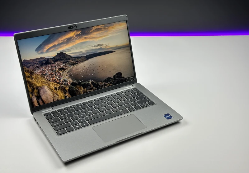 Dell Latitude 5440 z procesorem  i7-1365U, dotykowym ekranem 14" FHD. Laptop biznesowy z czytnikiem linii papilarnych, klawiaturą US i Thunderbolt 4.