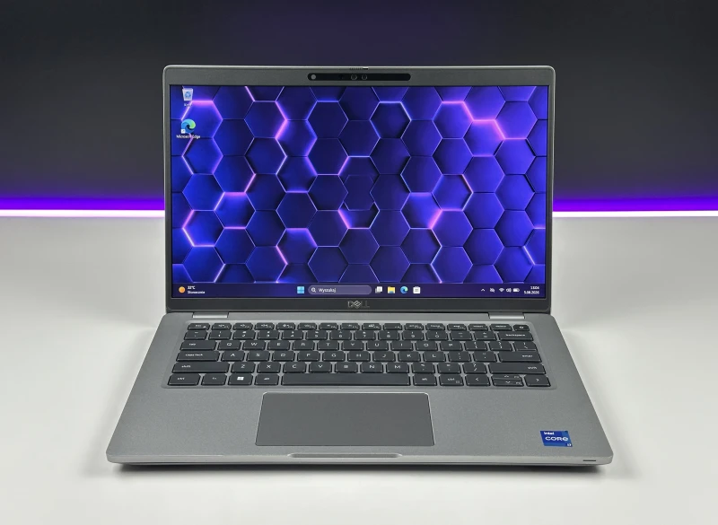Dell Latitude 5430 z i7-1265U i matrycą FHD – laptop biznesowy z klawiaturą w układzie US, łączący wydajność i niezawodność w codziennej pracy.