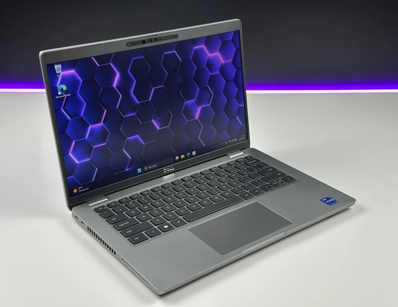 Dell Latitude 5430 z i7-1265U i matrycą FHD – laptop biznesowy z klawiaturą w układzie US, łączący wydajność i niezawodność w codziennej pracy.