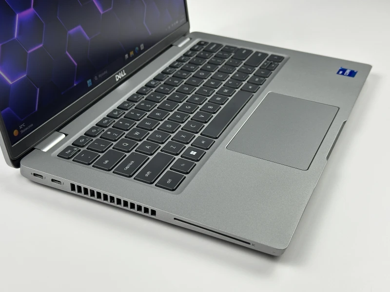 Dell Latitude 5430 z i7-1265U i matrycą FHD – laptop biznesowy z klawiaturą w układzie US, łączący wydajność i niezawodność w codziennej pracy.