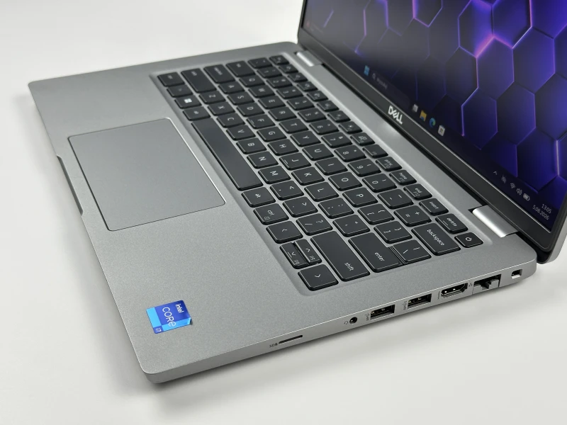 Dell Latitude 5430 z i7-1265U i matrycą FHD – laptop biznesowy z klawiaturą w układzie US, łączący wydajność i niezawodność w codziennej pracy.