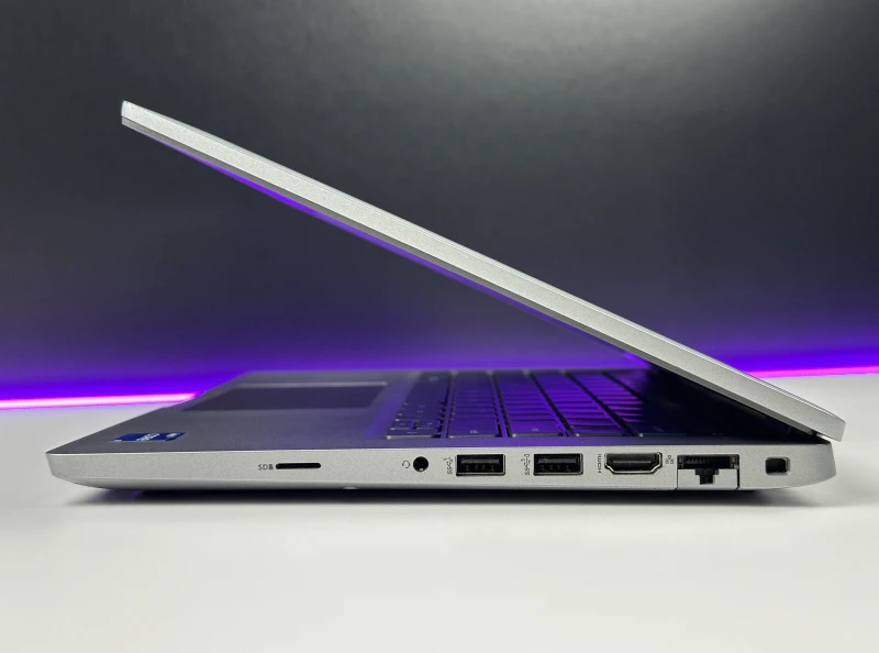 Dell Latitude 5430 z i7-1265U i matrycą FHD – laptop biznesowy z klawiaturą w układzie US, łączący wydajność i niezawodność w codziennej pracy.
