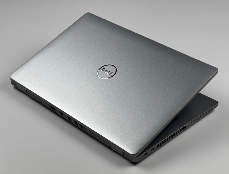 Dell Latitude 5430 z i7-1265U i matrycą FHD – laptop biznesowy z klawiaturą w układzie US, łączący wydajność i niezawodność w codziennej pracy.