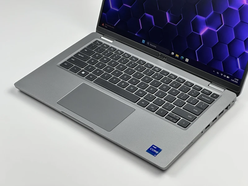 Dell Latitude 5430 z i7-1265U i matrycą FHD – laptop biznesowy z klawiaturą w układzie US, łączący wydajność i niezawodność w codziennej pracy.