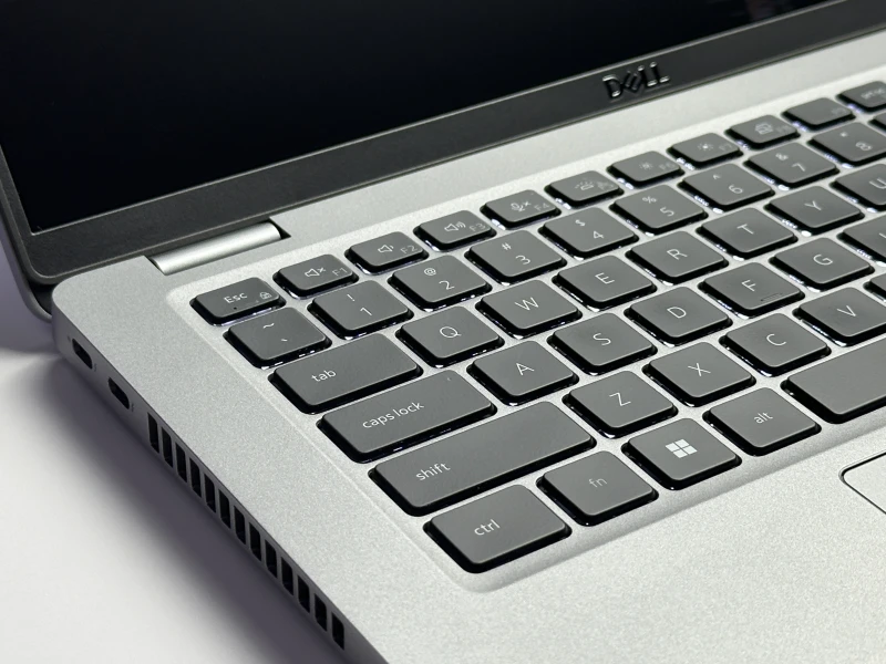 Dell Latitude 5430 z i7-1265U i matrycą FHD – laptop biznesowy z klawiaturą w układzie US, łączący wydajność i niezawodność w codziennej pracy.