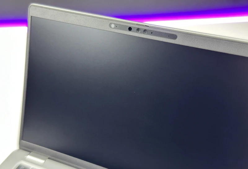 Dell Latitude 5430 z i7-1265U i matrycą FHD – laptop biznesowy z klawiaturą w układzie US, łączący wydajność i niezawodność w codziennej pracy.