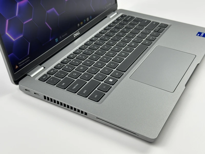 Dell Latitude 5430 z i7-1265U i matrycą FHD – laptop biznesowy z klawiaturą w układzie US, łączący wydajność i niezawodność w codziennej pracy.