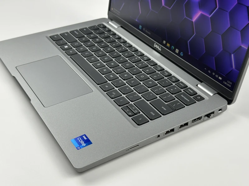 Dell Latitude 5430 z i7-1265U i matrycą FHD – laptop biznesowy z klawiaturą w układzie US, łączący wydajność i niezawodność w codziennej pracy.
