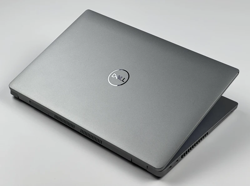 Dell Latitude 5430 z i7-1265U i matrycą FHD – laptop biznesowy z klawiaturą w układzie US, łączący wydajność i niezawodność w codziennej pracy.