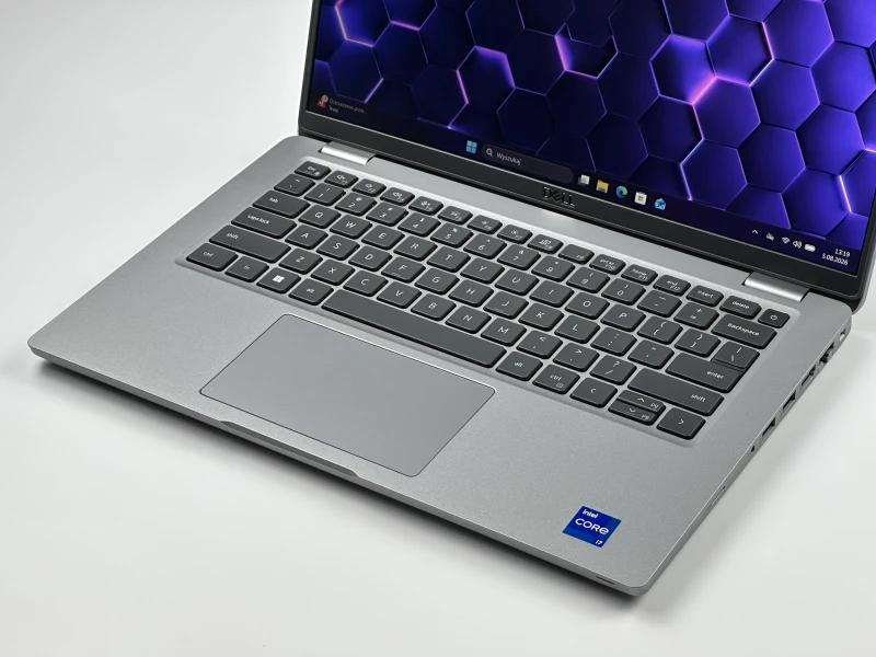 Dell Latitude 5430 z i7-1265U i matrycą FHD – laptop biznesowy z klawiaturą w układzie US, łączący wydajność i niezawodność w codziennej pracy.