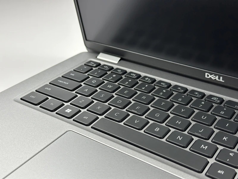 Dell Latitude 5430 z i7-1265U i matrycą FHD – laptop biznesowy z klawiaturą w układzie US, łączący wydajność i niezawodność w codziennej pracy.