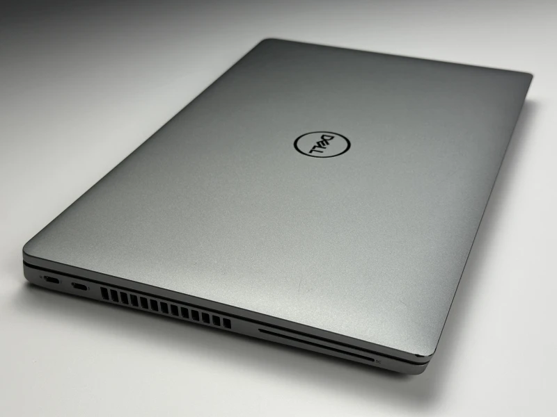 Dell Latitude 5430 z i7-1265U i matrycą FHD – laptop biznesowy z klawiaturą w układzie US, łączący wydajność i niezawodność w codziennej pracy.