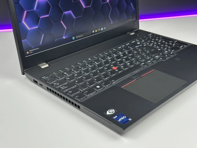 Lenovo ThinkPad P15v Gen 3 z i7-12800H, ekranem 15.6" FHD i NVIDIA T1200. Mobilna stacja robocza z pamięcią DDR5 do CAD i pracy technicznej.