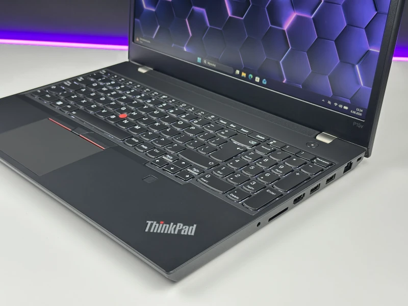 Lenovo ThinkPad P15v Gen 3 z i7-12800H, ekranem 15.6" FHD i NVIDIA T1200. Mobilna stacja robocza z pamięcią DDR5 do CAD i pracy technicznej.
