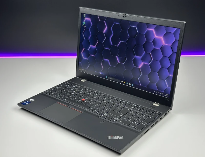 Lenovo ThinkPad P15v Gen 3 z i7-12800H, ekranem 15.6" FHD i NVIDIA T1200. Mobilna stacja robocza z pamięcią DDR5 do CAD i pracy technicznej.