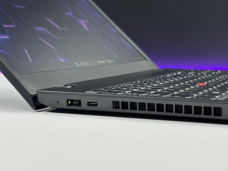 Lenovo ThinkPad P15v Gen 3 z i7-12800H, ekranem 15.6" FHD i NVIDIA T1200. Mobilna stacja robocza z pamięcią DDR5 do CAD i pracy technicznej.