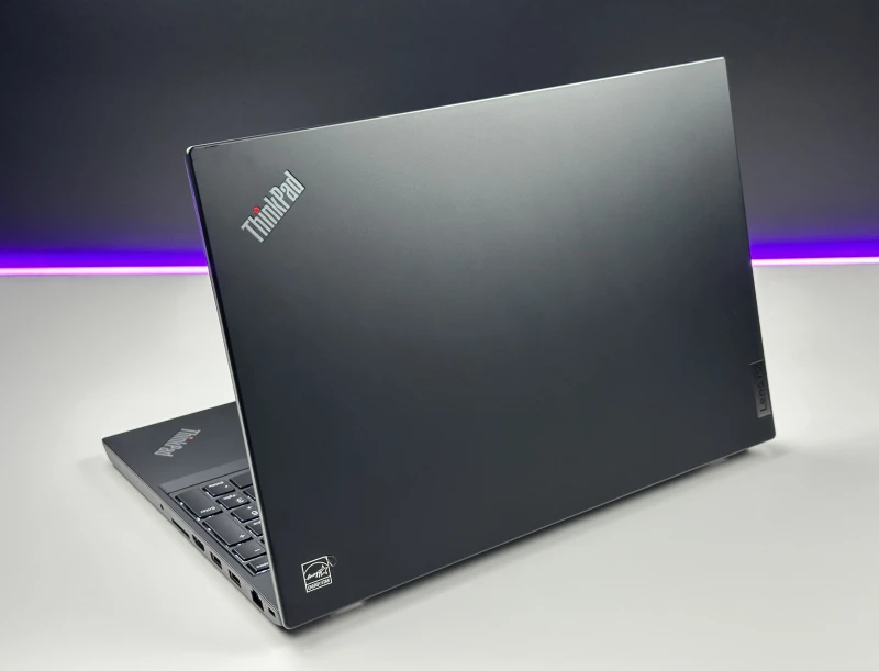 Lenovo ThinkPad P15v Gen 3 z i7-12800H, ekranem 15.6" FHD i NVIDIA T1200. Mobilna stacja robocza z pamięcią DDR5 do CAD i pracy technicznej.