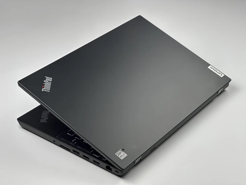 Lenovo ThinkPad P15v Gen 3 z i7-12800H, ekranem 15.6" FHD i NVIDIA T1200. Mobilna stacja robocza z pamięcią DDR5 do CAD i pracy technicznej. Lenovo ThinkPad P15v Gen 3 z i7-12800H, ekranem 15.6" FHD i NVIDIA T1200. Mobilna stacja robocza z pamięcią DDR5 do CAD i pracy technicznej.