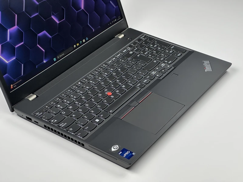 Lenovo ThinkPad P15v Gen 3 z i7-12800H, ekranem 15.6" FHD i NVIDIA T1200. Mobilna stacja robocza z pamięcią DDR5 do CAD i pracy technicznej.